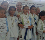 Internacionalni karate KUP “Lukavac 2014″ Naš mali zlatni kata tim na postolju.